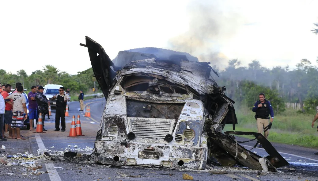 Carro-forte da Prosegur ficou completamente destruído na BR 343 entre Altos e Campo Maior