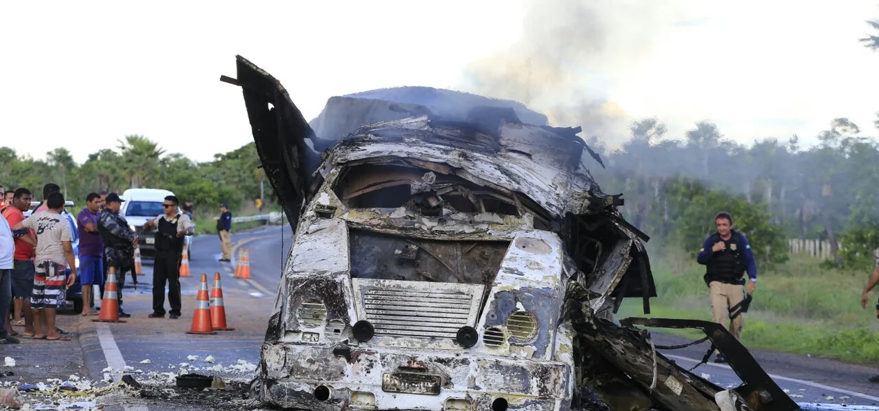 Carro-forte da Prosegur ficou completamente destruído na BR 343 entre Altos e Campo Maior