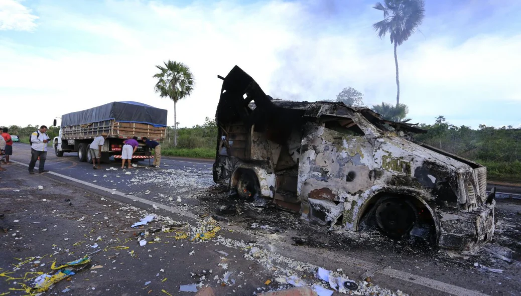 Carro-forte da Prosegur ficou completamente destruído na BR 343