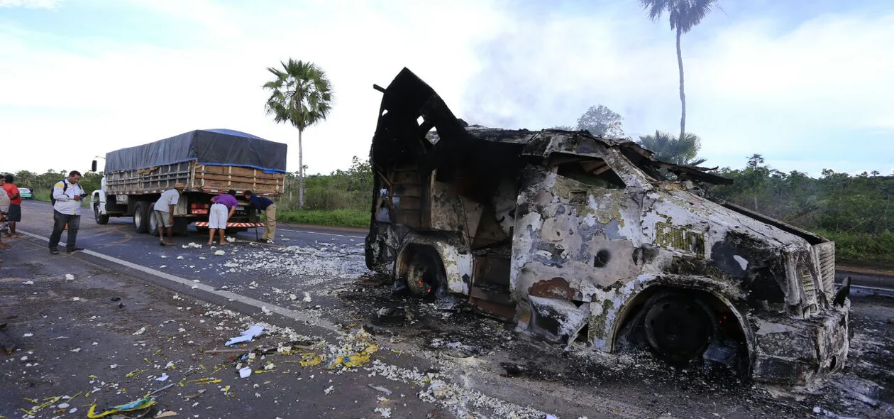 Carro-forte da Prosegur ficou completamente destruído na BR 343