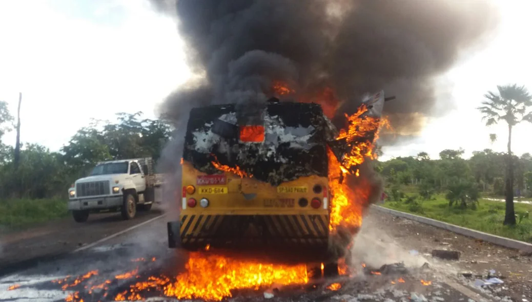 Carro-forte sendo consumido pelas chamas depois de ser atacado por bandidos