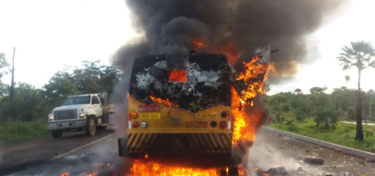 Carro-forte sendo consumido pelas chamas depois de ser atacado por bandidos