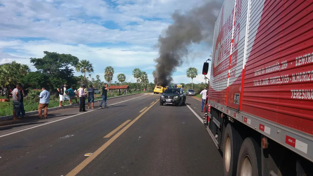 Fumaça saindo do carro-forte que foi atacado por bandidos