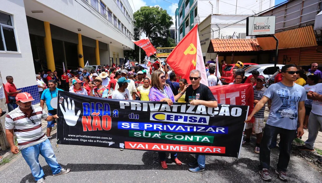 Manifestantes durante ato contra a Reforma da Previdência em Teresina