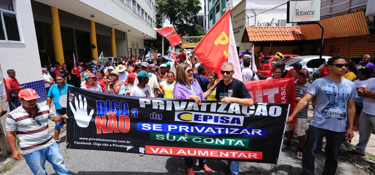 Manifestantes durante ato contra a Reforma da Previdência em Teresina