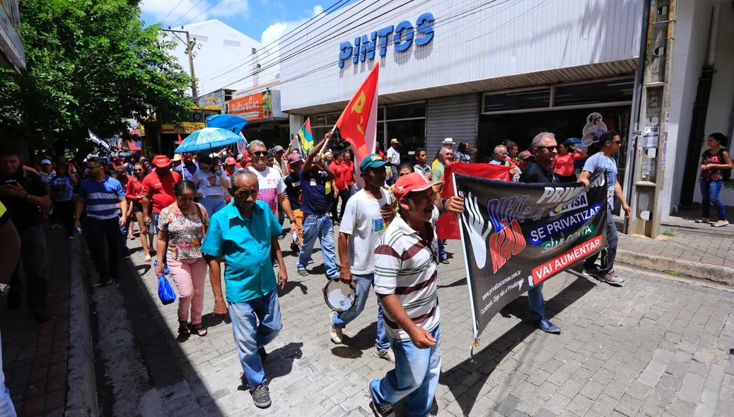 Manifestantes percorrem o centro de Teresina em ato contra a Reforma da Previdência