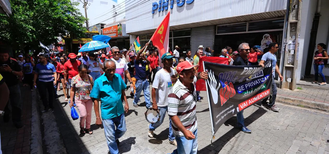 Manifestantes percorrem o centro de Teresina em ato contra a Reforma da Previdência