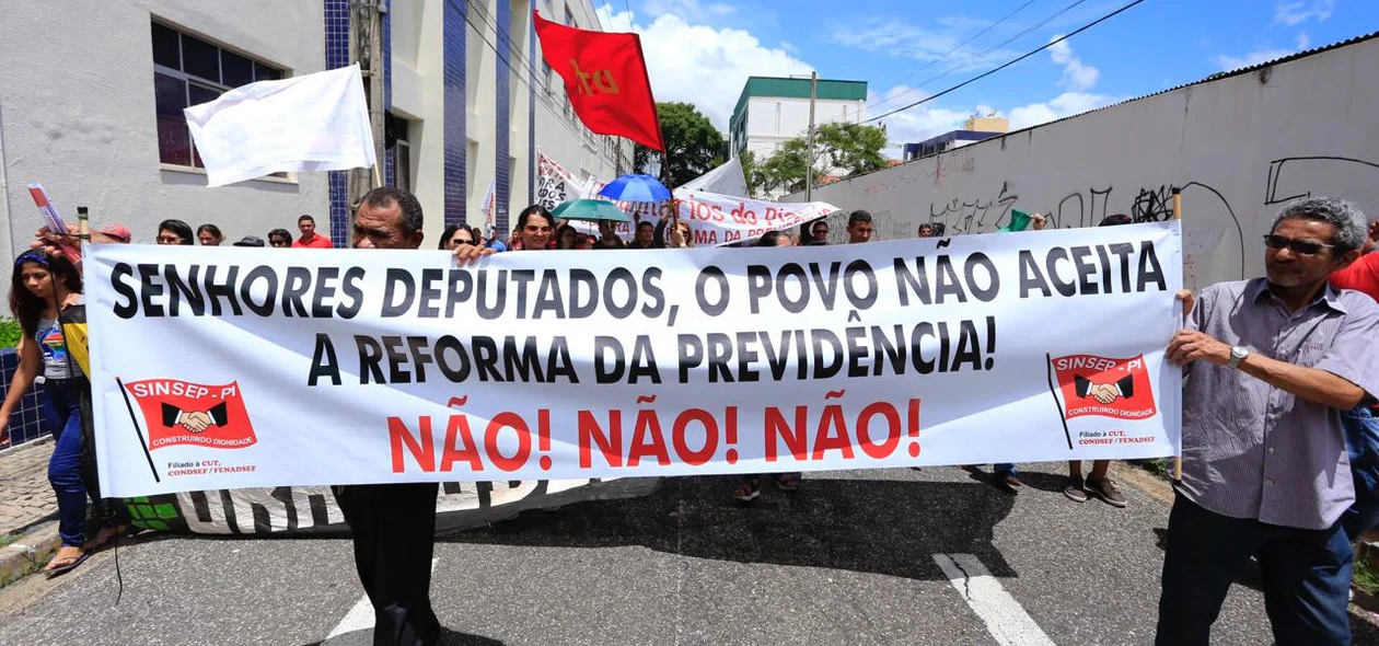 Movimentos sociais fazem ato contra a Reforma da Previdência em Teresina
