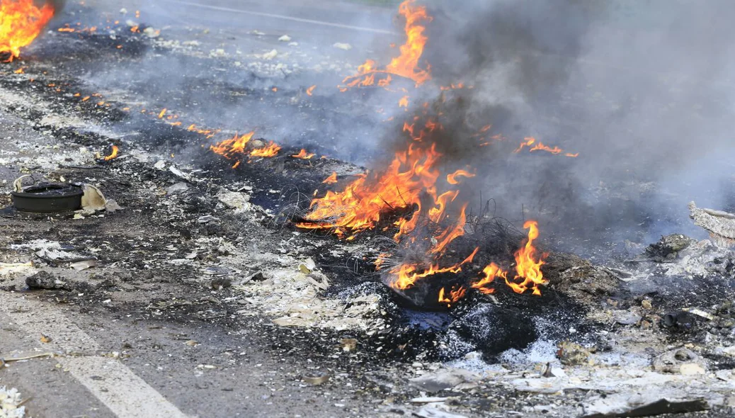Na BR 343 bandidos explodiram um carro-forte próximo a curva da Raposa