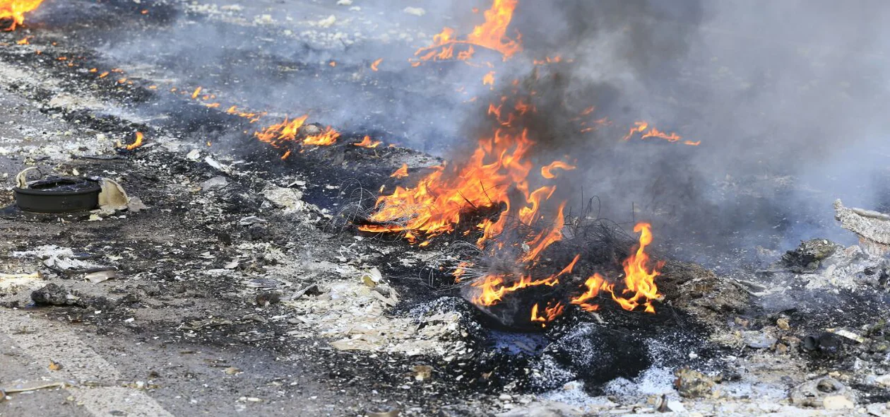 Na BR 343 bandidos explodiram um carro-forte próximo a curva da Raposa