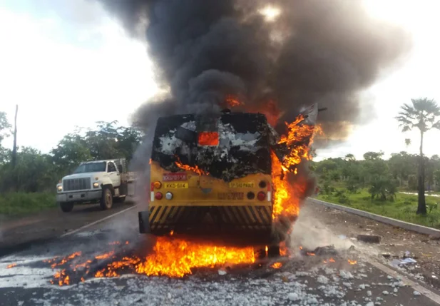 Bandidos explodem carro-forte da Prosegur na BR-343 no Piauí