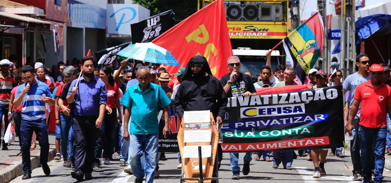 Sindicalista se fantasia de morte durante ato contra a Reforma da Previdência em Teresina