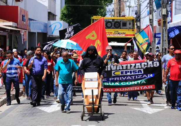 Sindicalista se fantasia de morte durante ato contra a Reforma da Previdência em Teresina
