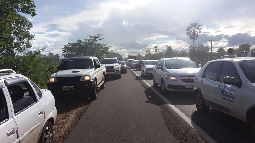 Trânsito ficou complicado na BR 343 depois que carro-forte foi atacado por bandidos