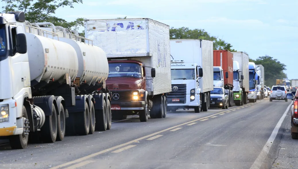 Trânsito ficou congestionado na BR 343 após explosão em carro-forte