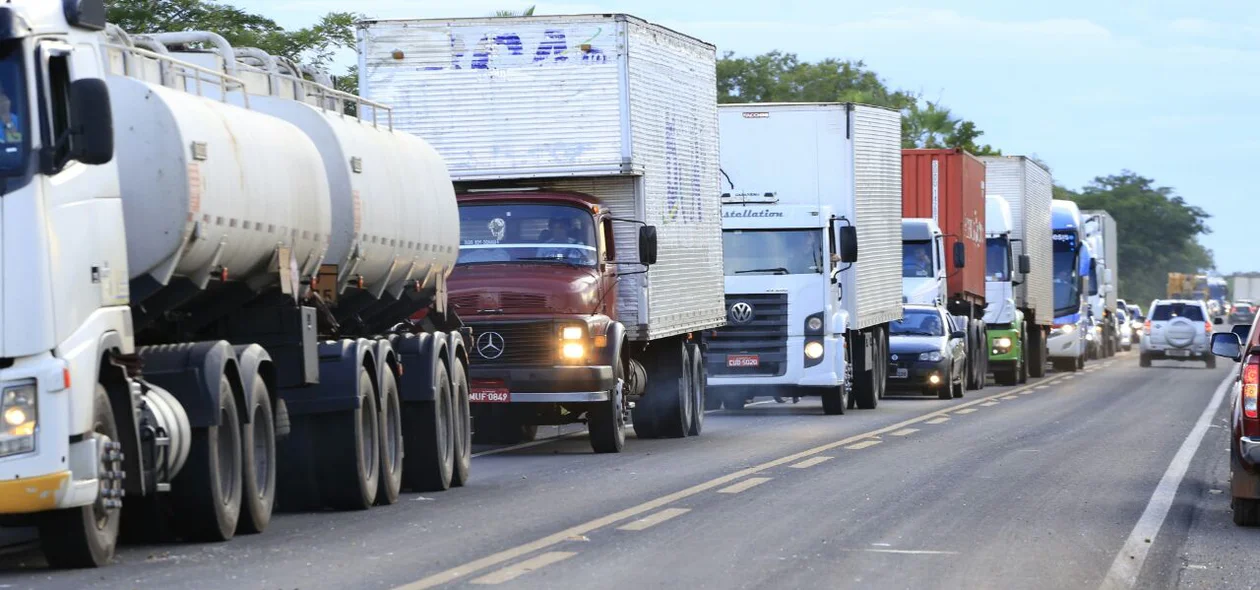 Trânsito ficou congestionado na BR 343 após explosão em carro-forte