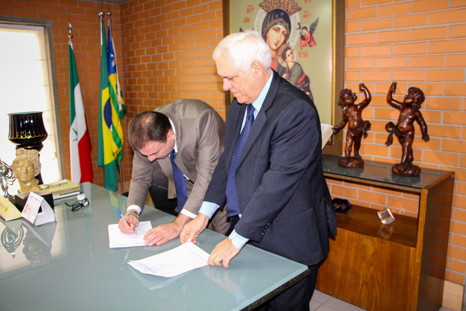 Jeová Alencar assinando documento