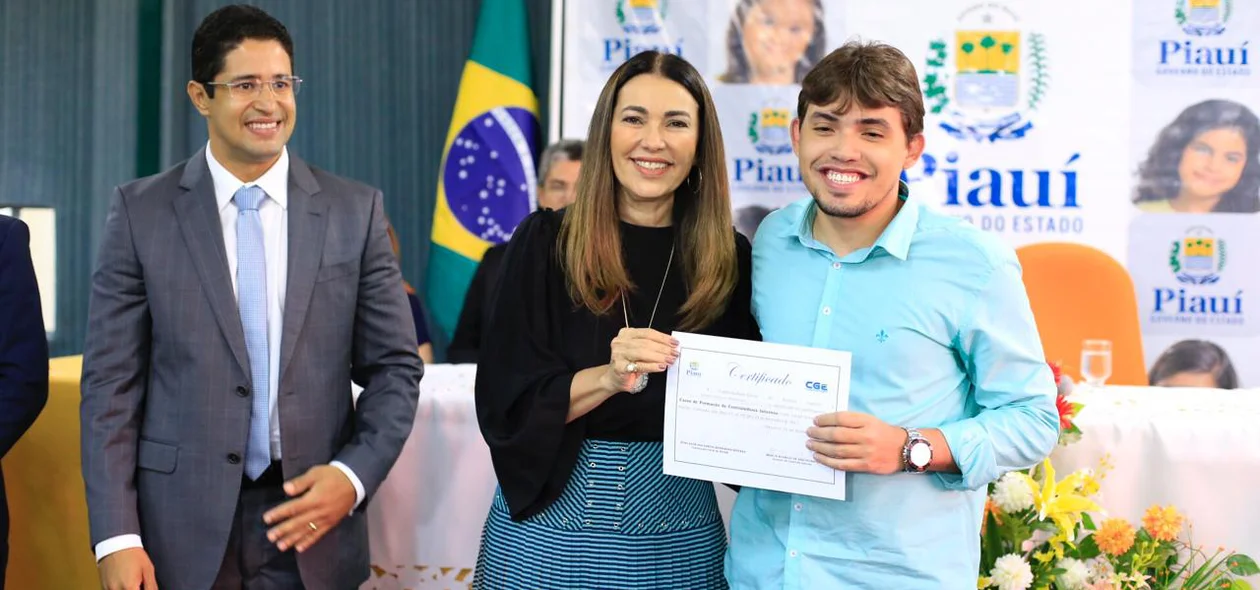 Margarete Coelho entrega certificados do curso da Controladoria-Geral do Estado