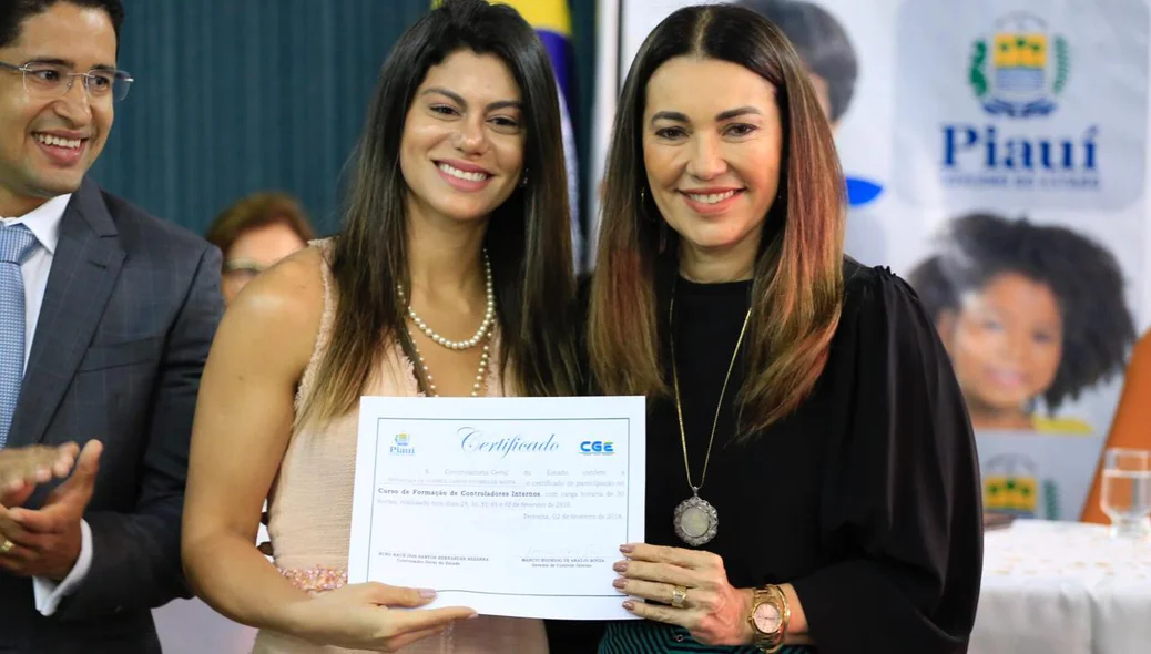 Margarete Coelho participa da solenidade de entrega de certificados do curso da Controladoria-Geral do Estado