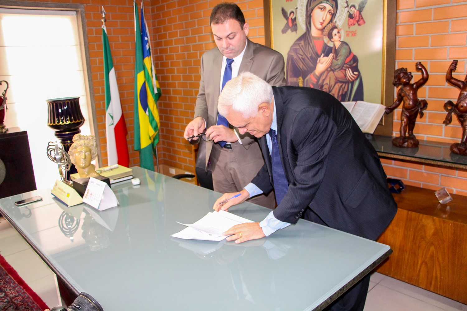 Themístocles Filho assinando documento