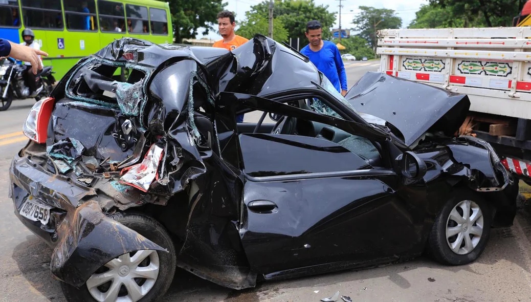 Um carro de passeio foi esmagado por dois veículos