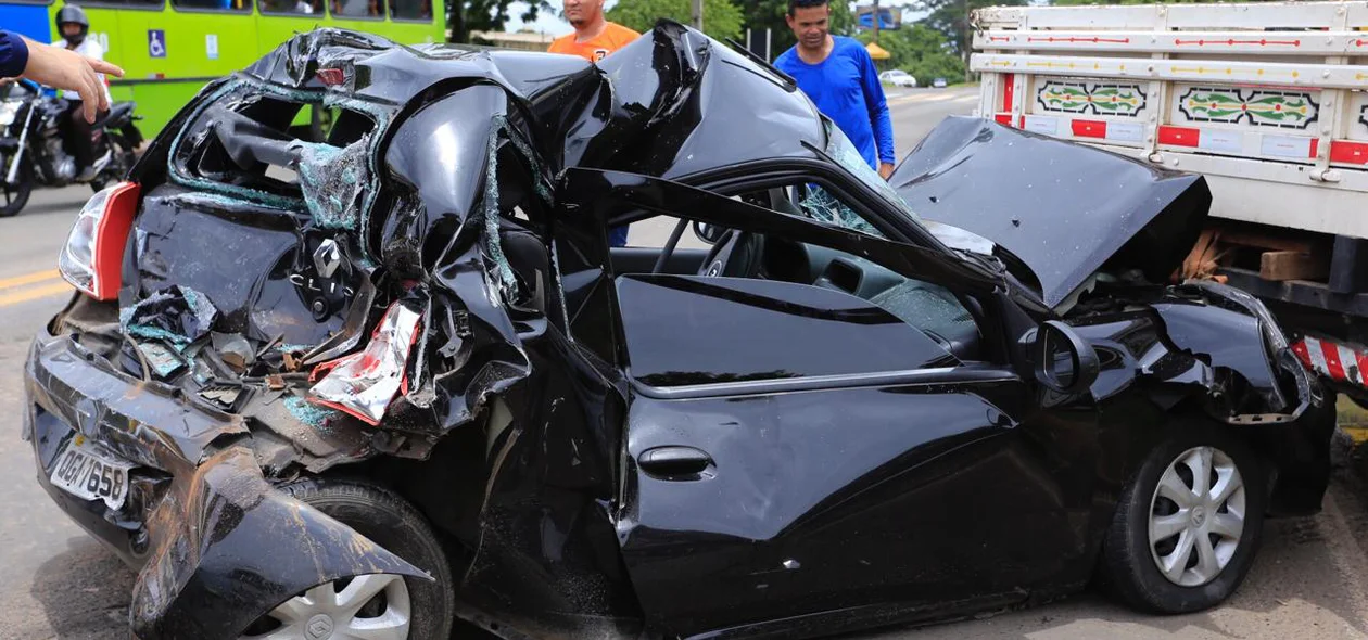 Um carro de passeio foi esmagado por dois veículos