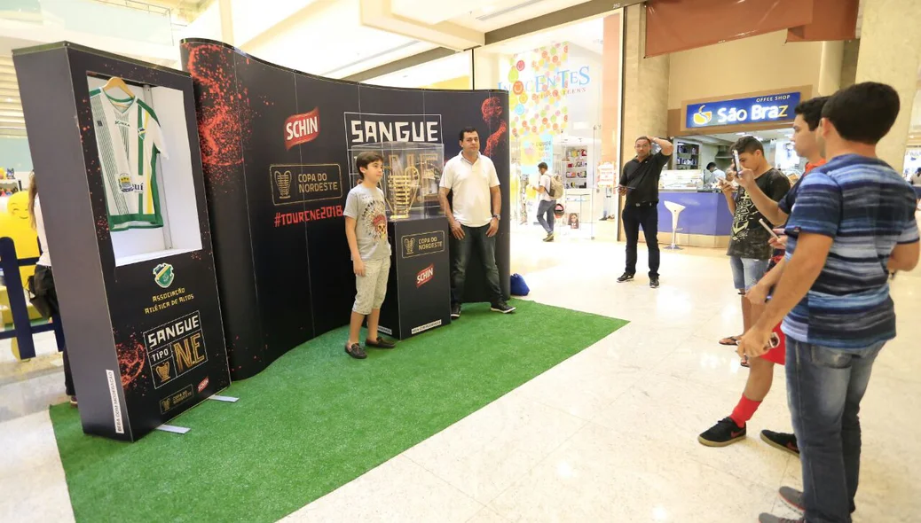 Famílias visitam Taça da Copa do Nordeste em shopping da capital 