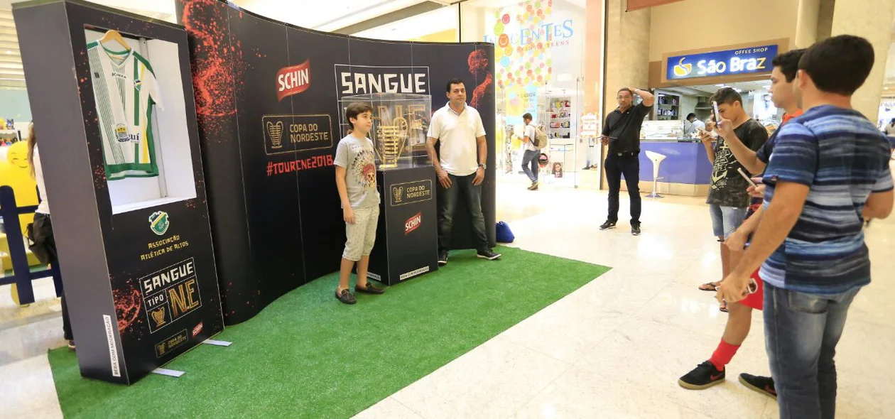 Famílias visitam Taça da Copa do Nordeste em shopping da capital 