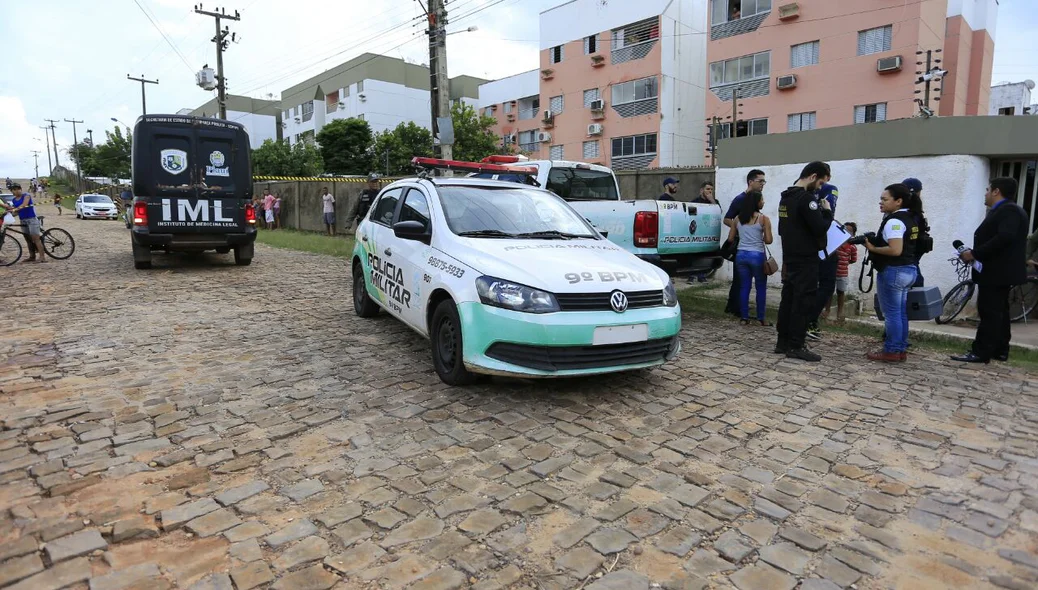 Carro do IML removeu o corpo do jovem