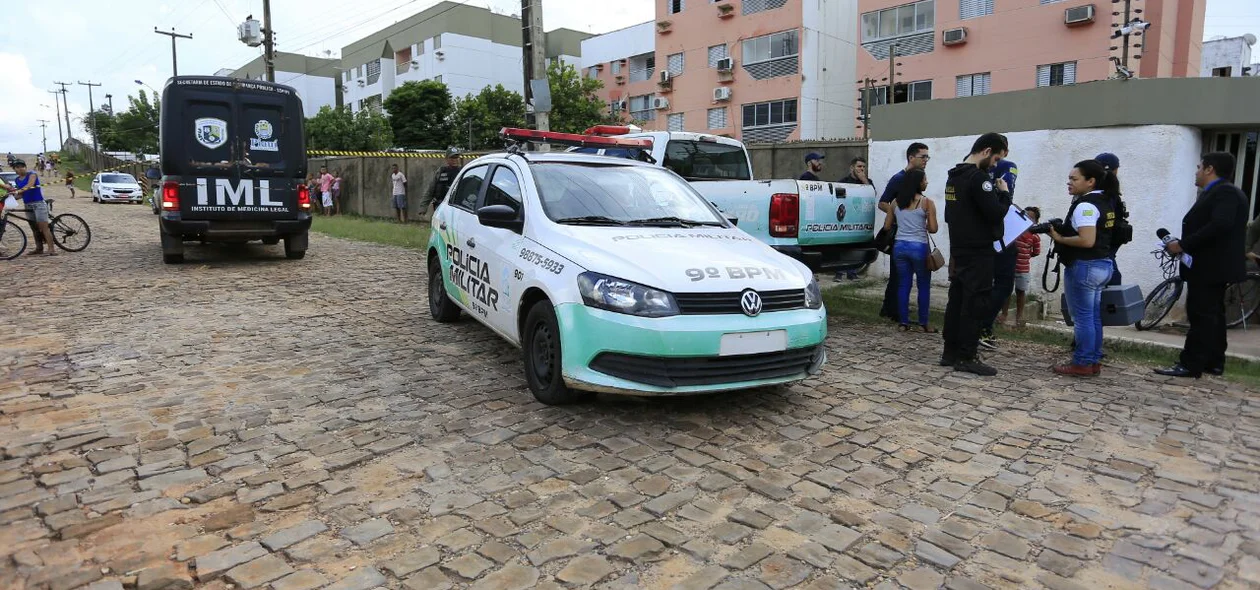 Carro do IML removeu o corpo do jovem