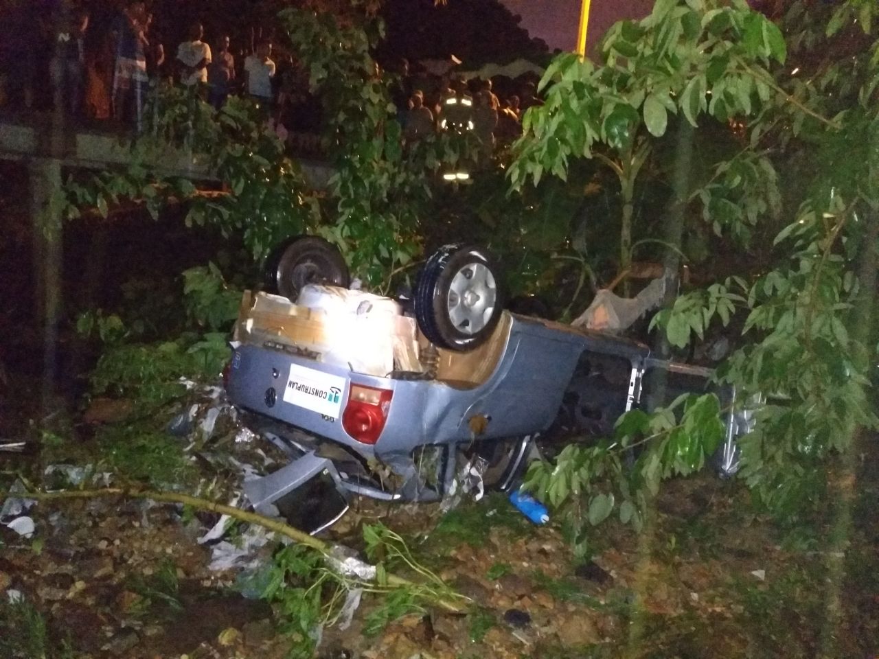 Carro virado na galeria 