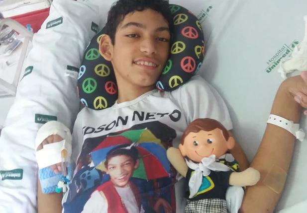 Edson Neto, filho de Gilmara Costa que está internado há quase vinte dias