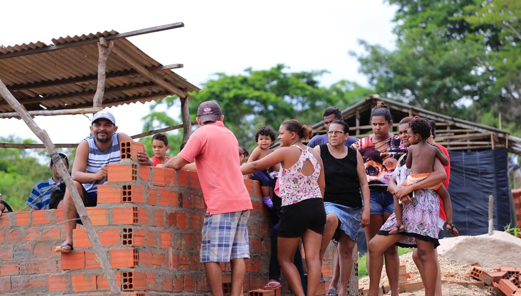 Moradores de ocupação no bairro Dirceu podem ser retirados do local