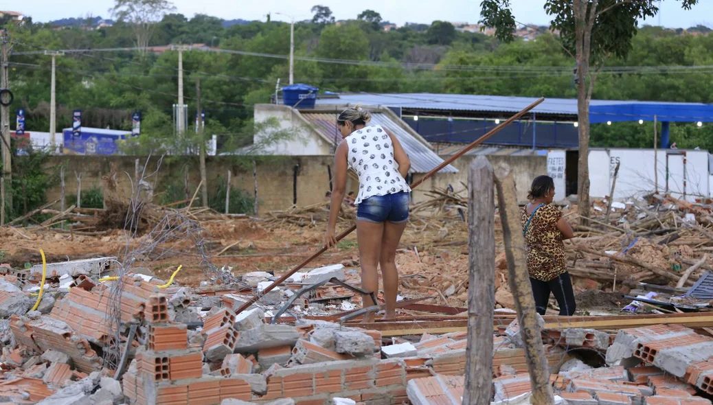 Moradores são retirados de ocupação na zona sudeste de Teresina