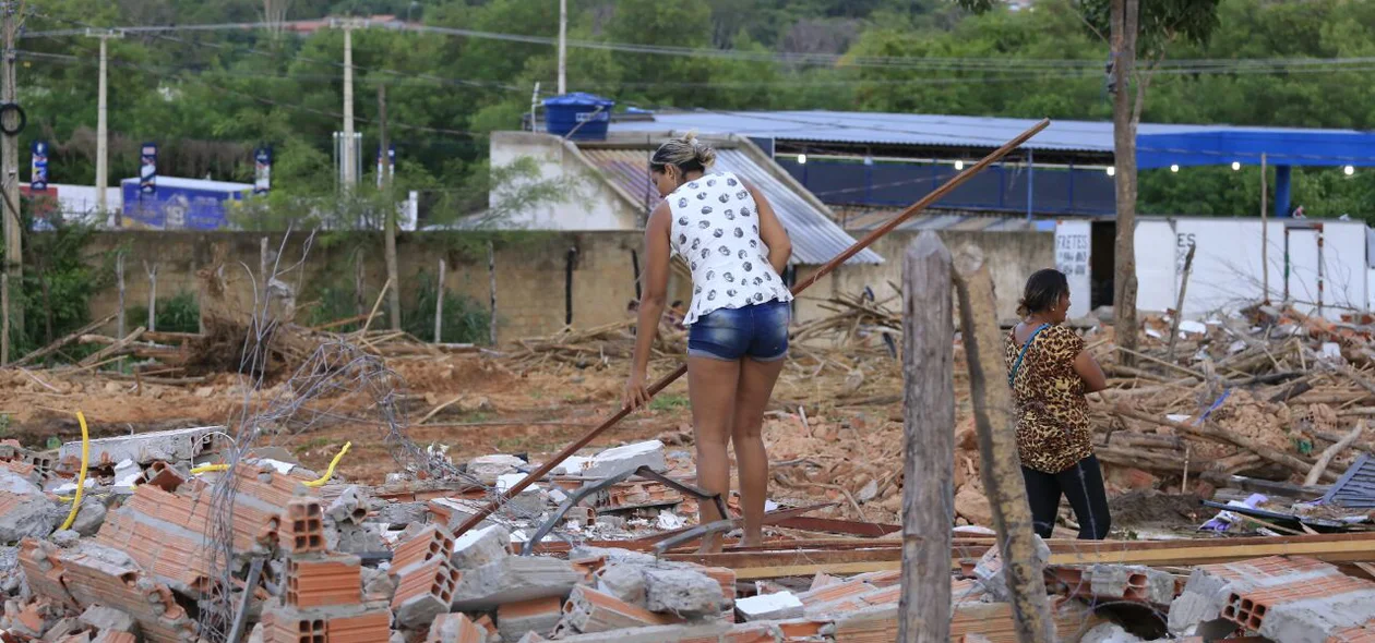 Moradores são retirados de ocupação na zona sudeste de Teresina