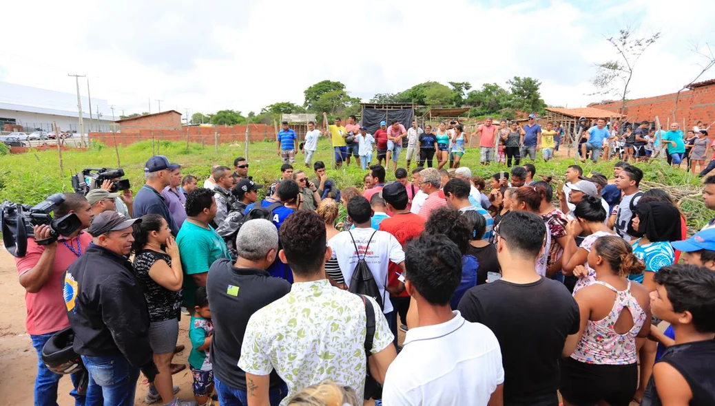 Moradores tentam negociar com a Polícia Militar