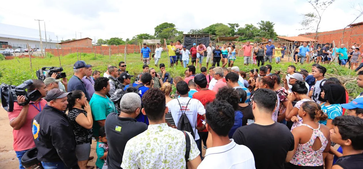 Moradores tentam negociar com a Polícia Militar