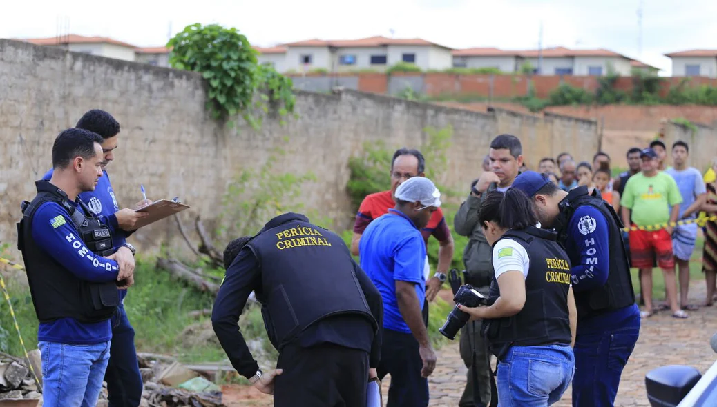 Perícia Criminal analisa local onde jovem foi assassinado no bairro Primavera