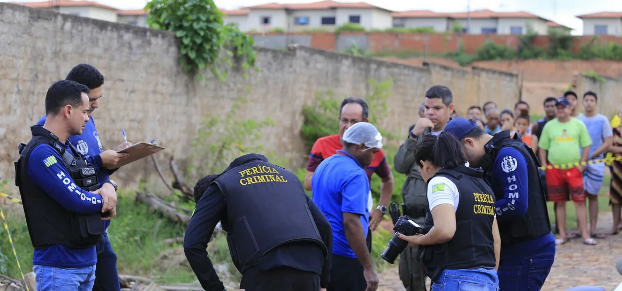 Perícia Criminal analisa local onde jovem foi assassinado no bairro Primavera