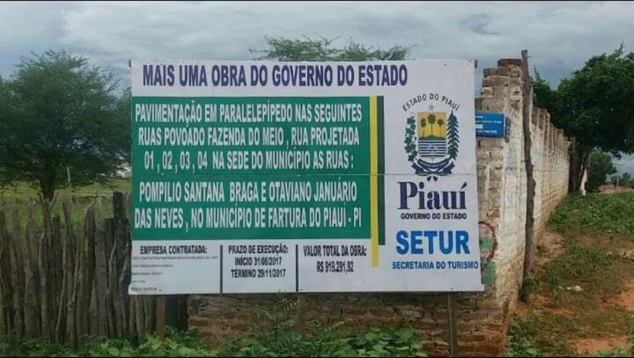 Placa referente a obra no município de Fartura do Piauí