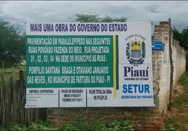 Placa referente a obra no município de Fartura do Piauí