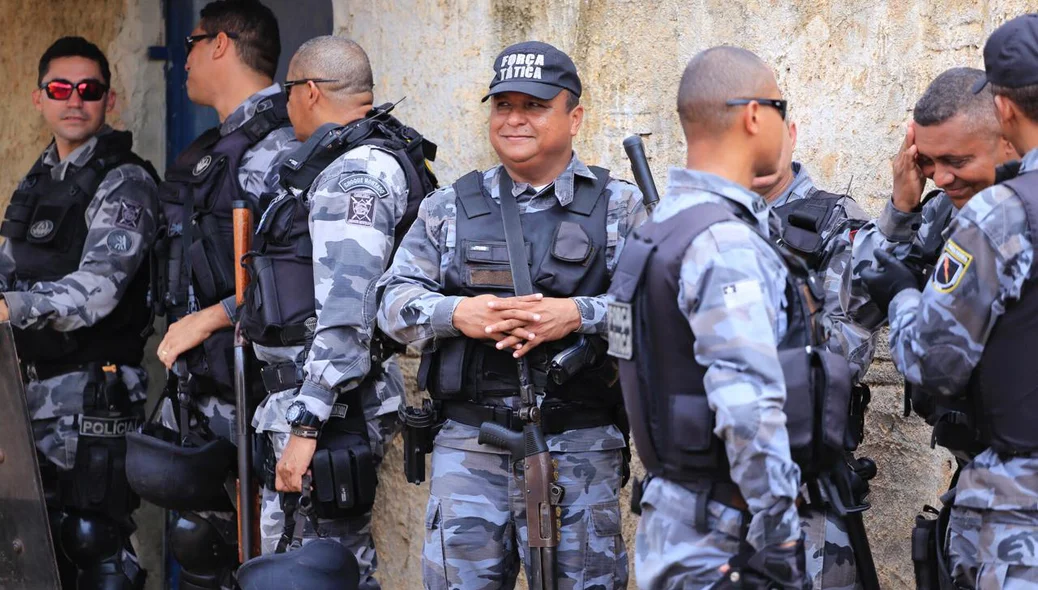 Policiais militares estão no local