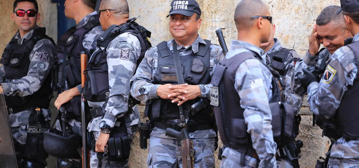 Policiais militares estão no local