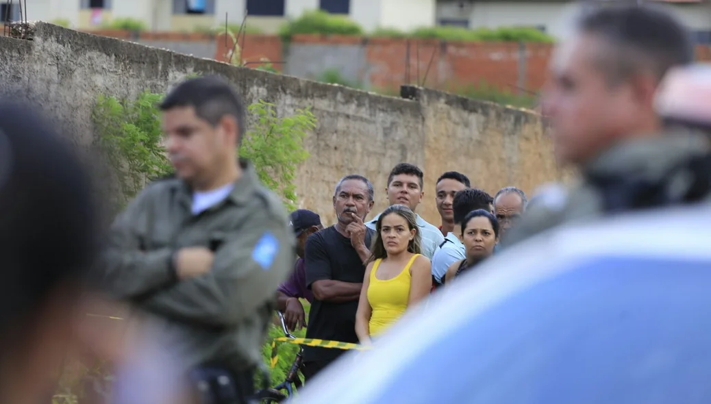 Policiais no local onde jovem foi assassinado no bairro Primavera