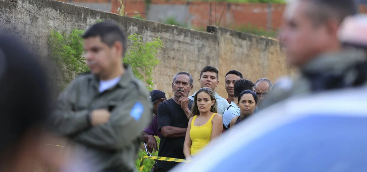 Policiais no local onde jovem foi assassinado no bairro Primavera