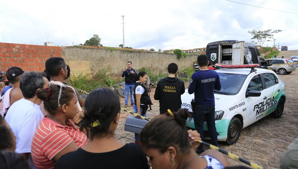 Populares observam o trabalho da polícia