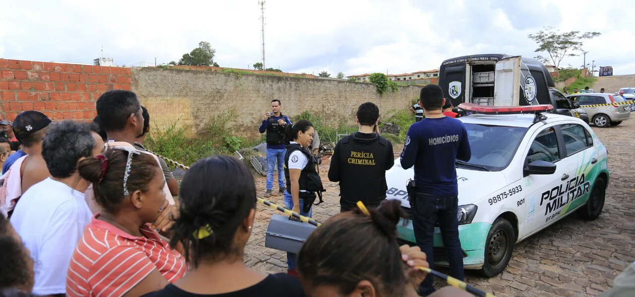 Populares observam o trabalho da polícia