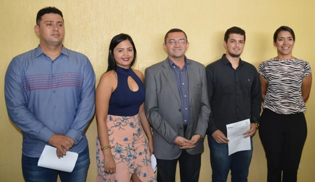 Prefeito com os novos secretários municipais