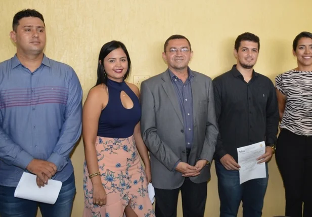 Prefeito com os novos secretários municipais
