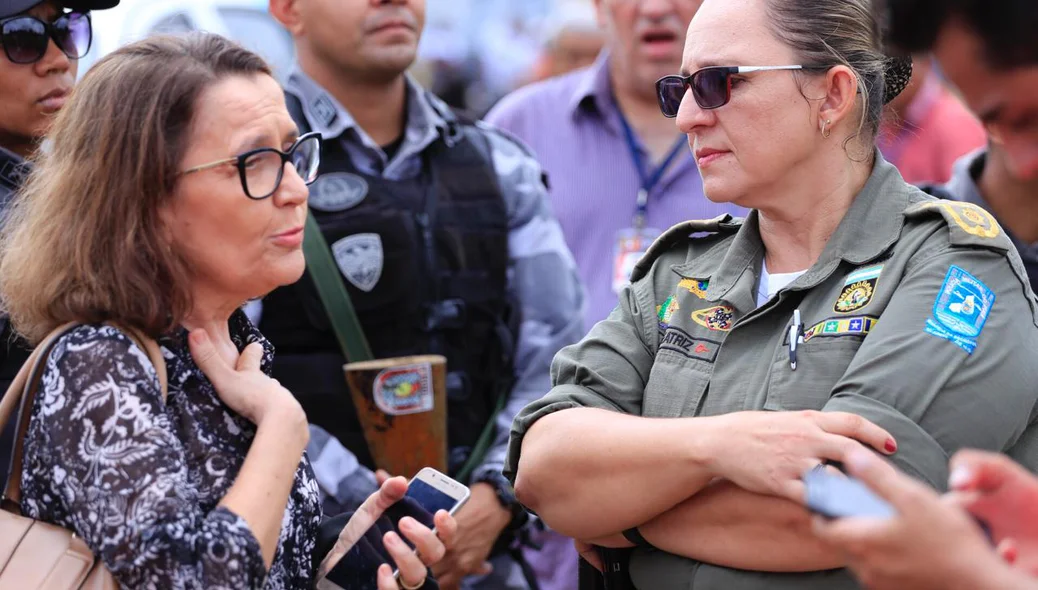 Promotora aposentada Leida Diniz negocia com a Coronel Júlia Beatriz